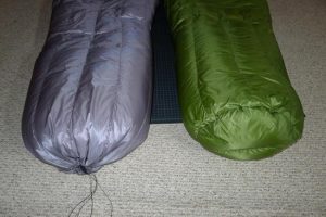 Different toe boxes on Goosefeet Gear custom down quilts. The left quilt has a cinch cord closer (grey) the right quilt has a quilted toebox (green).